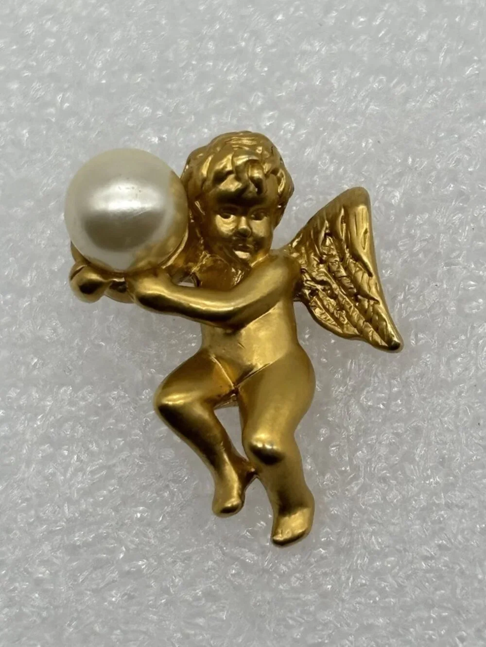 Vintage Avon Angel Cherub Holding Faux Pearl Lapel Pin Matte Gold Tone 3D Signed